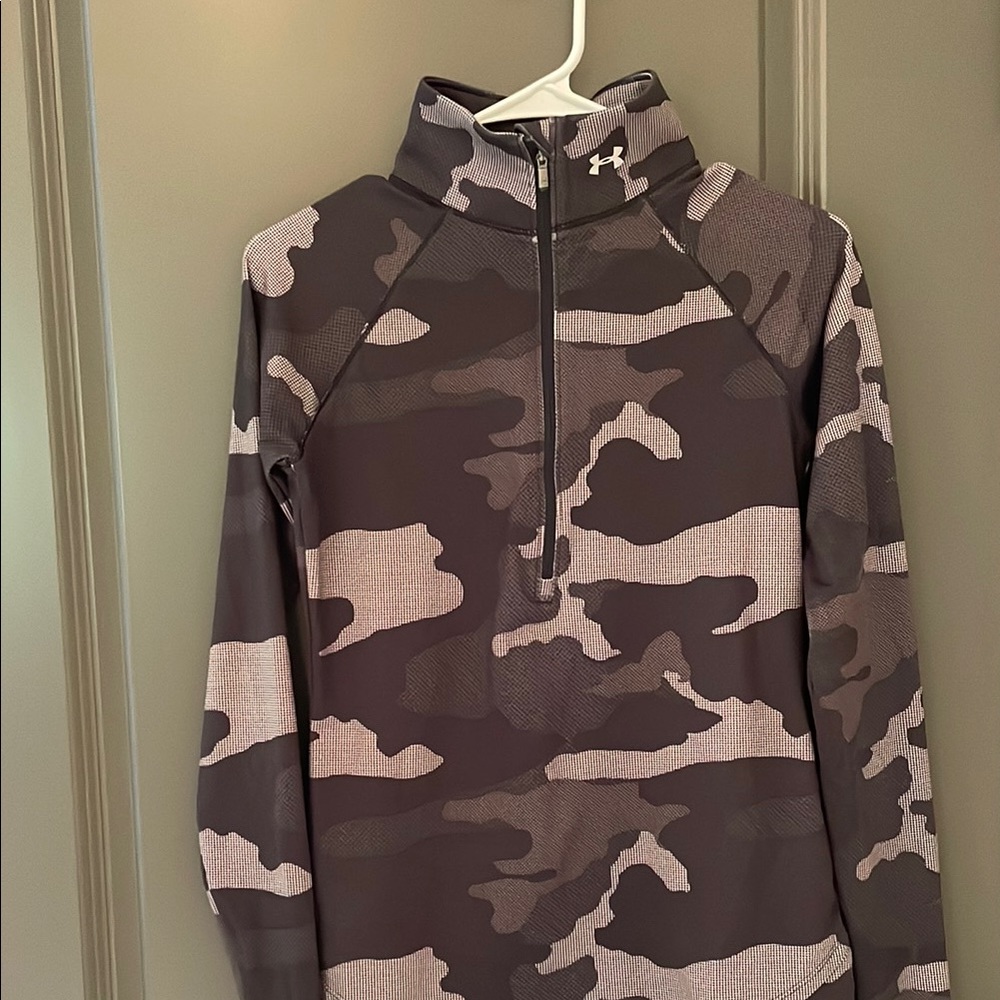 Under Armour Camo Sweatshirt - Black and Gray im new condition